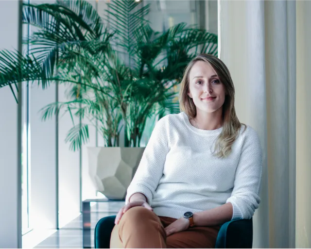 Samantha (Samantics) zittend in een stoel