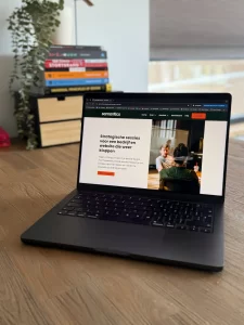 Laptop op houten tafel die een website laat zien