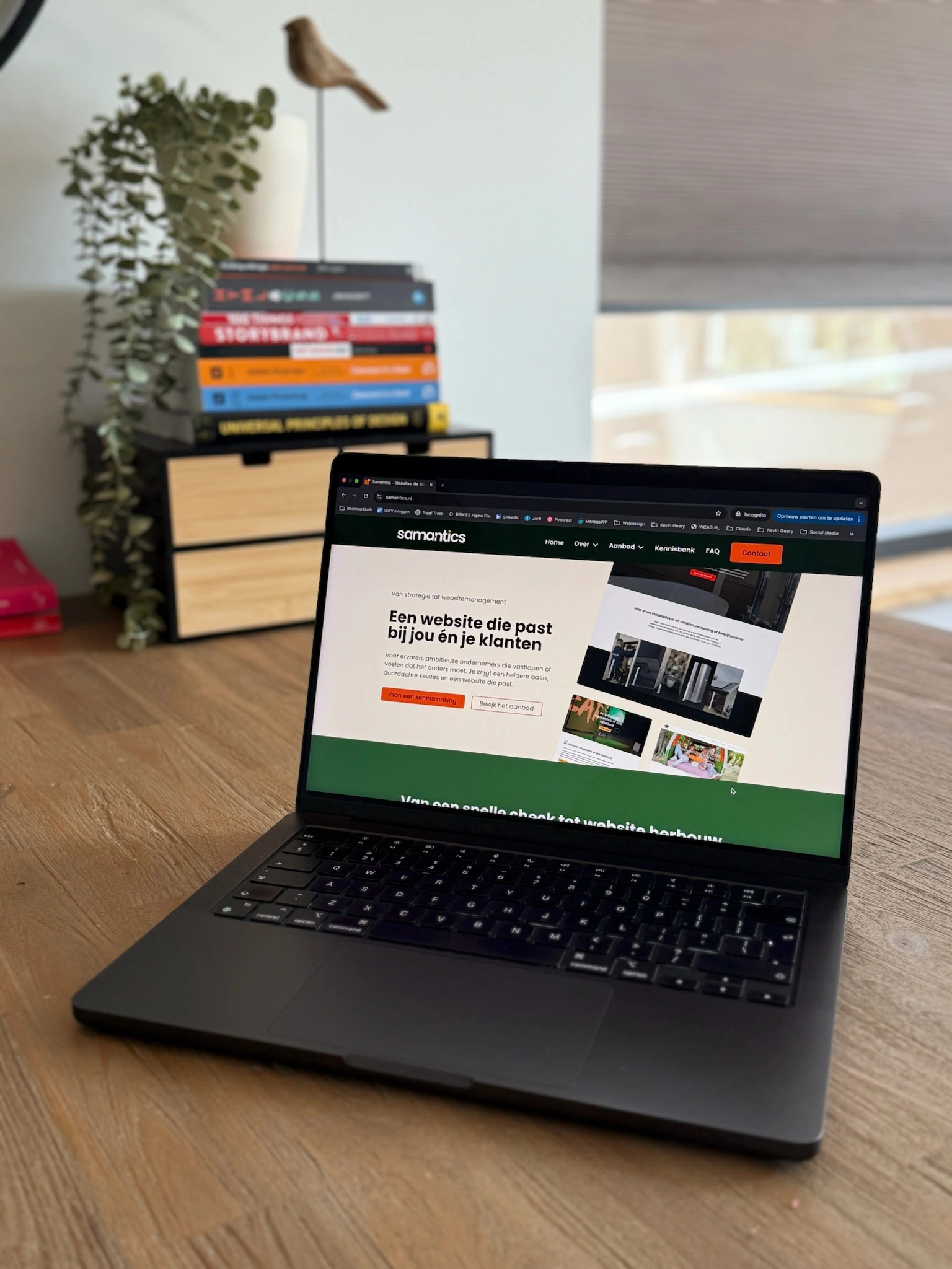 Laptop op houten tafel die een website laat zien