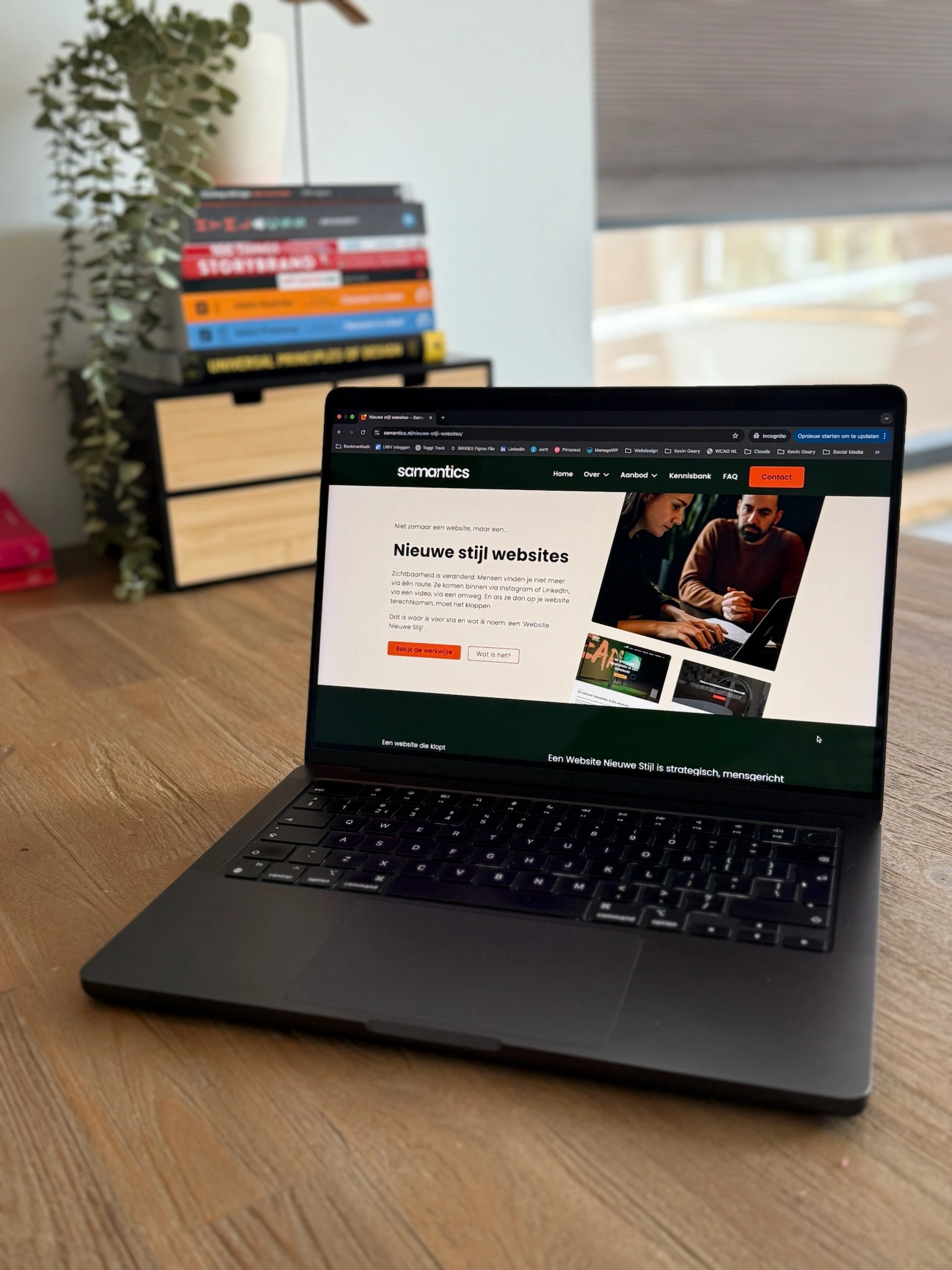 Laptop op houten tafel die een website laat zien