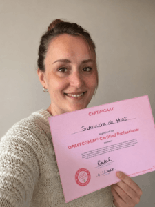 Samantha de Haas met haar QPAFFCGMIM certificaat in de hand